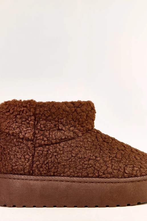 Botas de neve em tom marrom escuro...