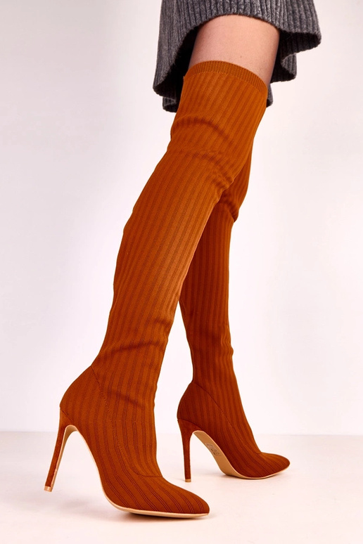 Botas de cano longo em tecido marrons...