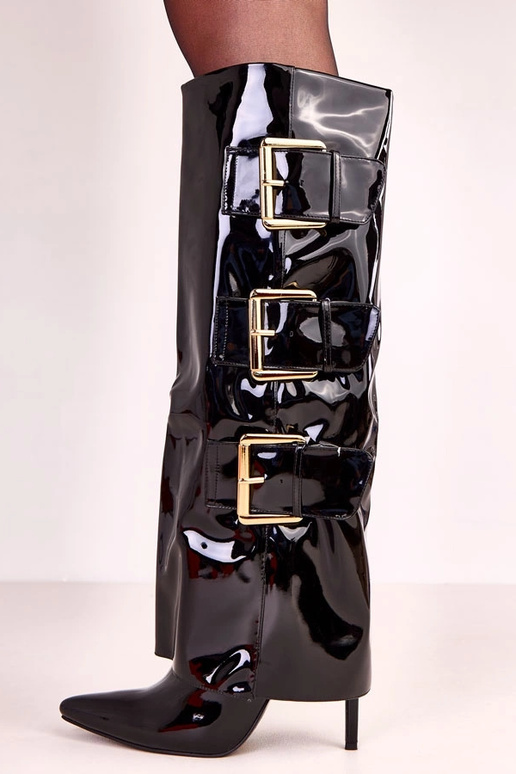 Botas verniz preto com cano dobrado... Botas verniz preto com cano dobrado...