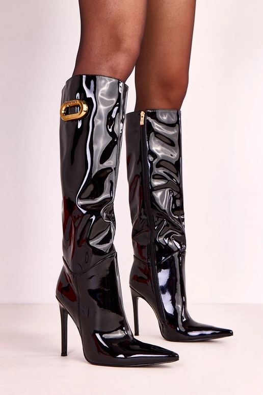 Botas femininas pretas envernizadas...