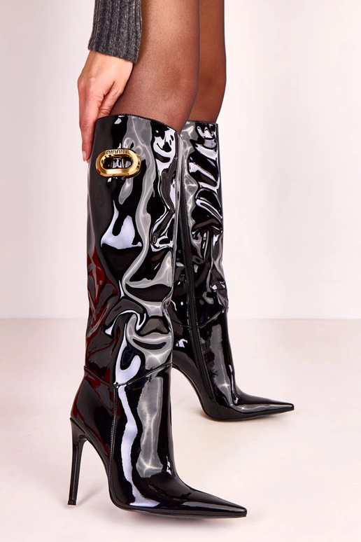 Botas femininas pretas envernizadas...