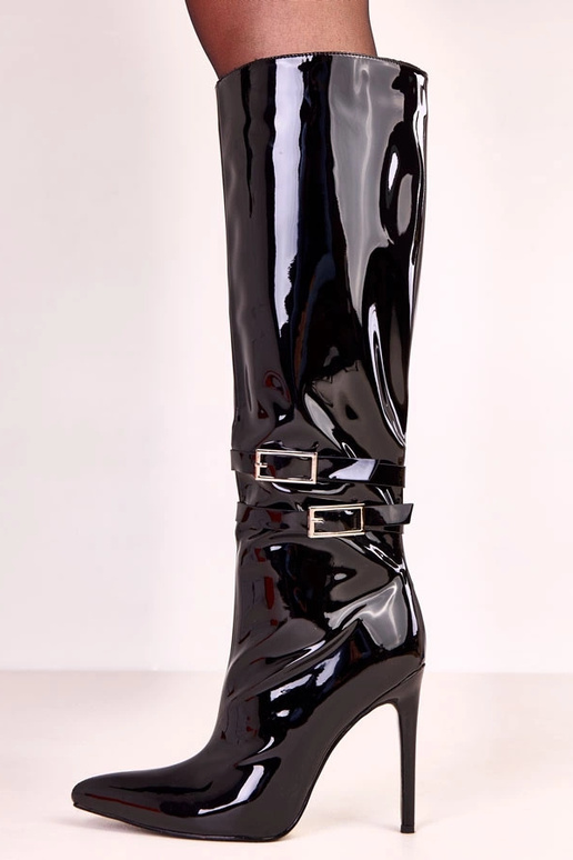 Botas femininas pretas envernizadas...
