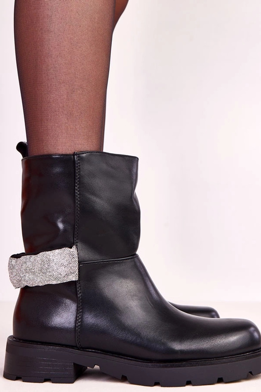 Botins femininos pretos com detalhes...