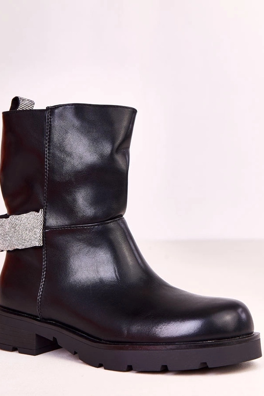 Botins femininos pretos com detalhes...