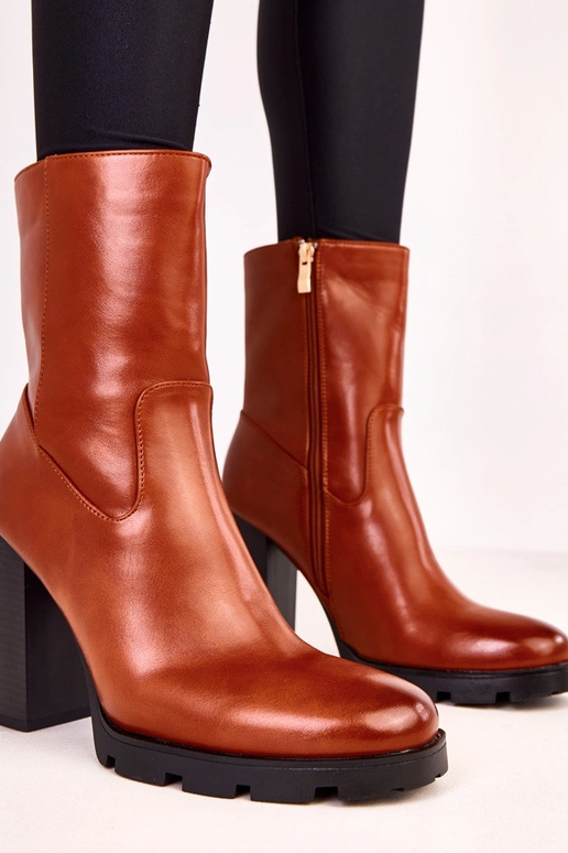 Botins femininos marrons com salto...