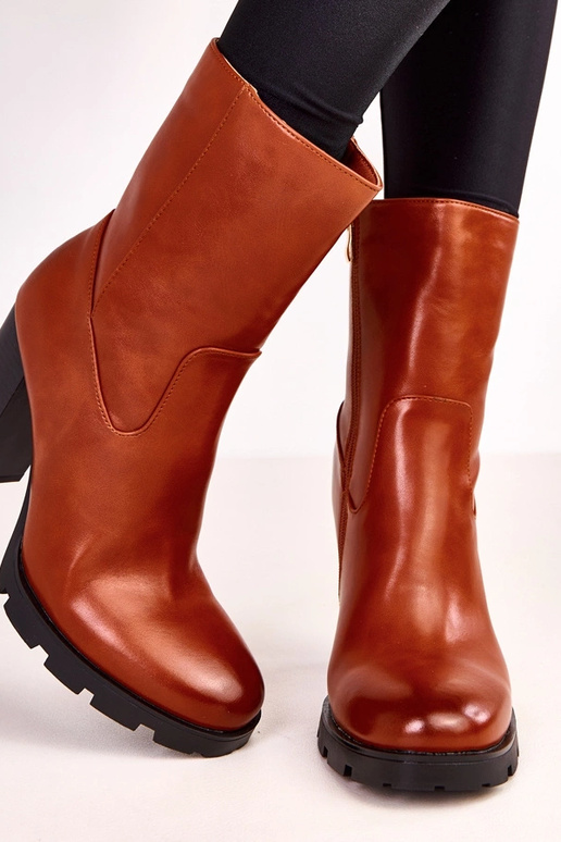 Botins femininos marrons com salto...