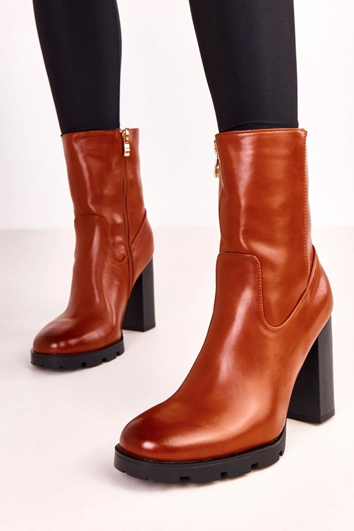 Botins femininos marrons com salto...