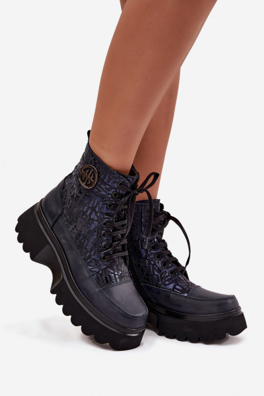 Pele Botas femininas com uma plataforma com escritos I Ozdobnym Detalem Artiker 57C2271 azul escuro Pele Botas femininas com uma plataforma com escritos I Ozdobnym Detalem Artiker 57C2271 azul escuro