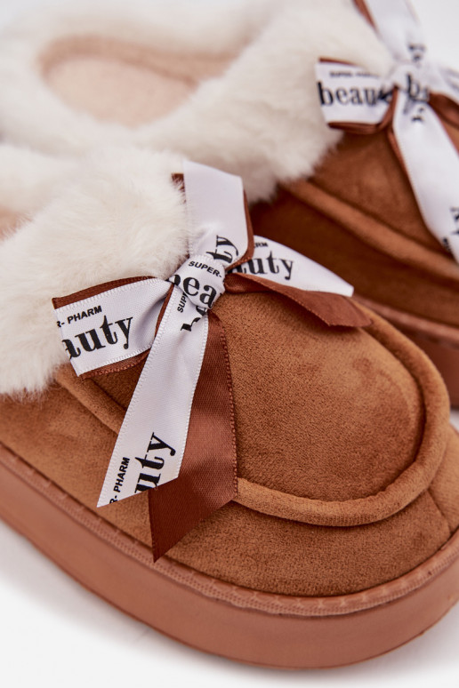 Chinelos femininas com pelagem e laço, cor marrom "Fenella"