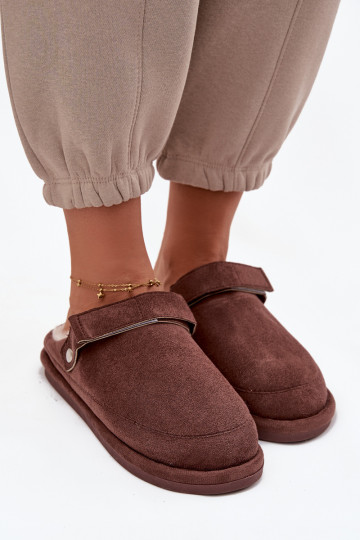 Chinelos marrons femininos com tiras, forrados com pelo Rilena