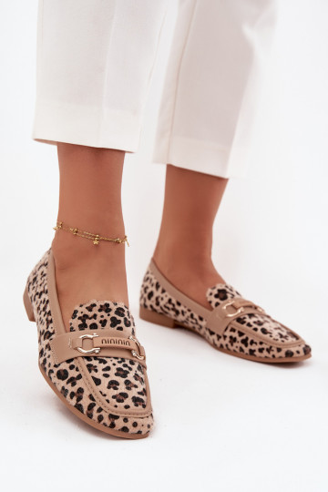 Mocassins femininos com detalhes decorativos e estampas de pele de leopardo, na cor areia Evelora