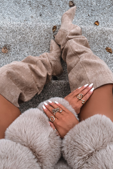Um modelo atraente botas femininas com salto fino bege Ysolienne 2
