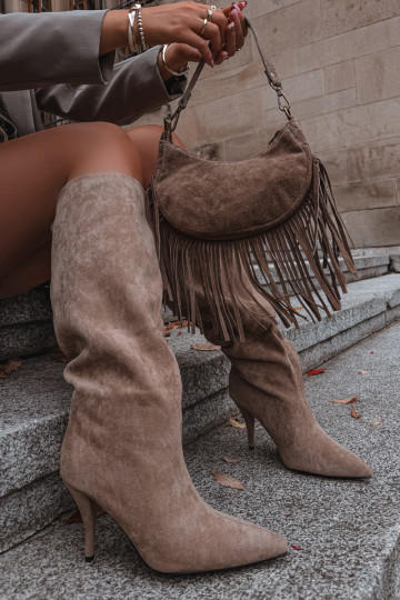 Botas de cano alto femininos slip-on com saltos finos de camurça sintética na cor areia Noretta