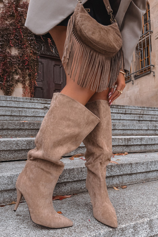 Um modelo atraente botas femininas com salto finode camurça ecológicau bege Noretta Um modelo atraente botas femininas com salto finode camurça ecológicau bege Noretta