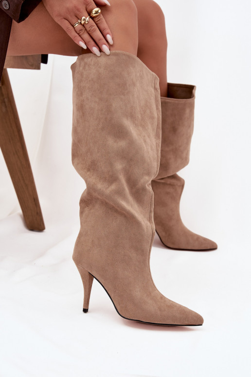 Um modelo atraente botas femininas com salto finode camurça ecológicau bege Noretta Um modelo atraente botas femininas com salto finode camurça ecológicau bege Noretta