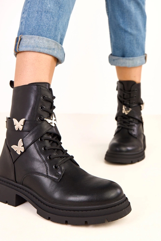 Botins pretos com decorações de... Botins pretos com decorações de...