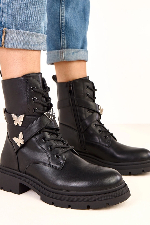 Botins pretos com decorações de... Botins pretos com decorações de...