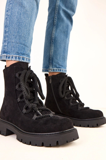 Botins pretos com cadarço... 2