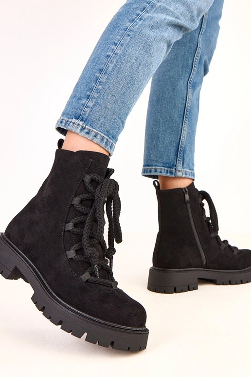 Botins pretos com cadarço decorativo... Botins pretos com cadarço decorativo...