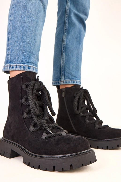 Botins pretos com cadarço decorativo... Botins pretos com cadarço decorativo...