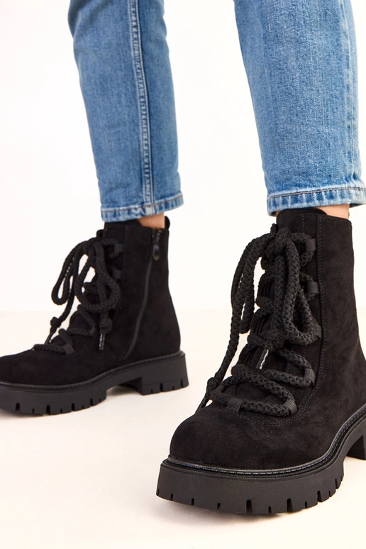 Botins pretos com cadarço decorativo... Botins pretos com cadarço decorativo...