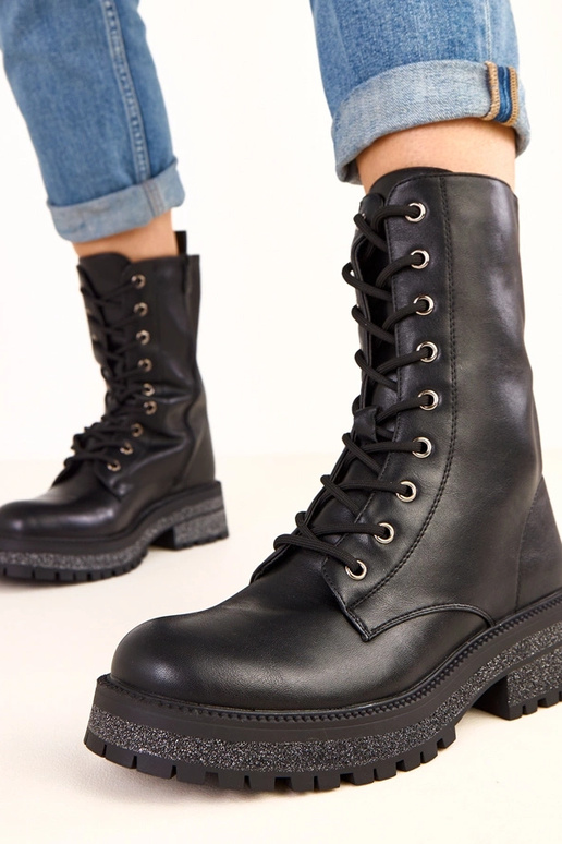 Botins pretos com plataforma e sola... Botins pretos com plataforma e sola...