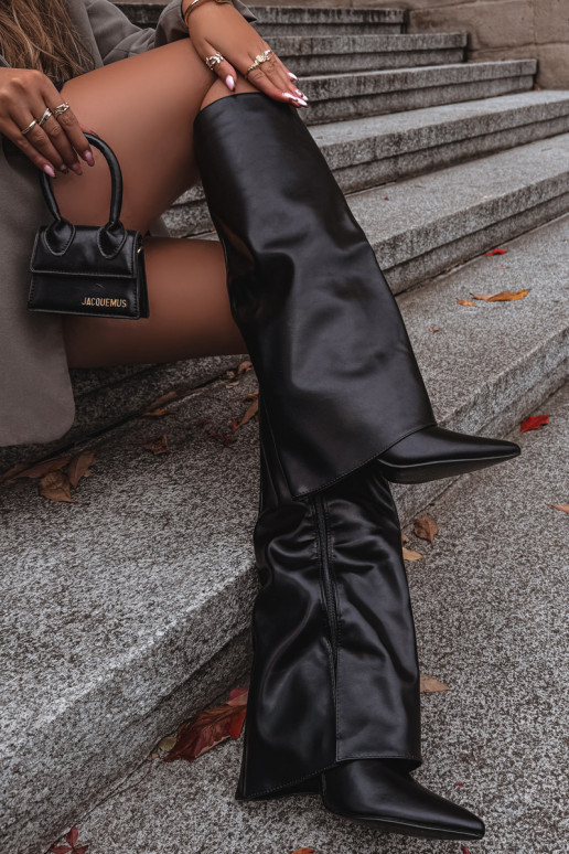 Botas altas aquecidas com saltos finos e parte do cano recortada na cor preta Tamonia