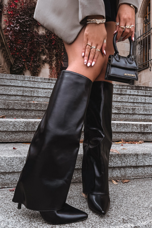 Botas altas aquecidas com saltos finos e parte do cano recortada na cor preta Tamonia