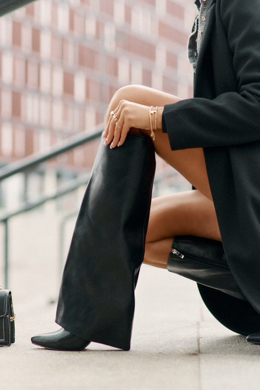 Botas altas aquecidas com saltos finos e parte do cano recortada na cor preta Tamonia