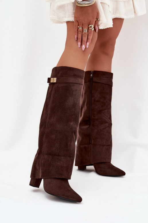 Botas femininas de cano alto de camurça ecológica, com salto tipo coluna, forradas, com cano decorado, cor chocolate Evyra Botas femininas de cano alto de camurça ecológica, com salto tipo coluna, forradas, com cano decorado, cor chocolate Evyra
