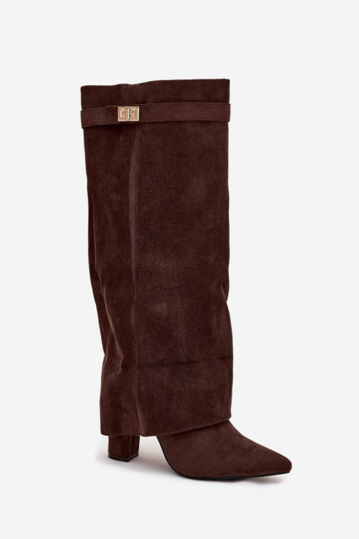 Botas femininas de cano alto de camurça ecológica, com salto tipo coluna, forradas, com cano decorado, cor chocolate Evyra Botas femininas de cano alto de camurça ecológica, com salto tipo coluna, forradas, com cano decorado, cor chocolate Evyra