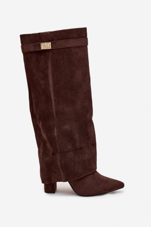 Botas femininas de cano alto de camurça ecológica, com salto tipo coluna, forradas, com cano decorado, cor chocolate Evyra Botas femininas de cano alto de camurça ecológica, com salto tipo coluna, forradas, com cano decorado, cor chocolate Evyra