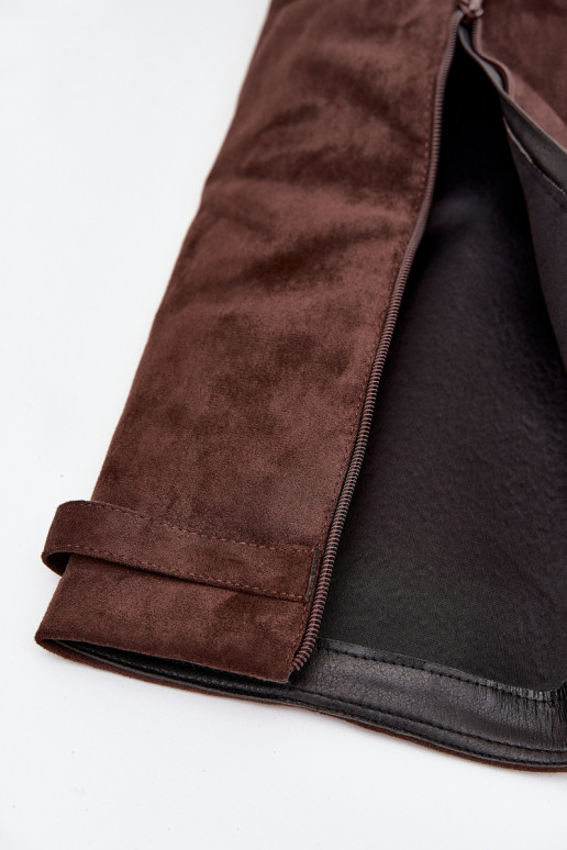 Botas femininas de cano alto de camurça ecológica, com salto tipo coluna, forradas, com cano decorado, cor chocolate Evyra Botas femininas de cano alto de camurça ecológica, com salto tipo coluna, forradas, com cano decorado, cor chocolate Evyra