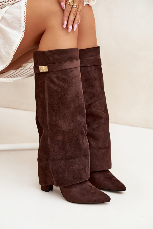 Botas femininas de cano alto de camurça ecológica, com salto tipo coluna, forradas, com cano decorado, cor chocolate Evyra Botas femininas de cano alto de camurça ecológica, com salto tipo coluna, forradas, com cano decorado, cor chocolate Evyra