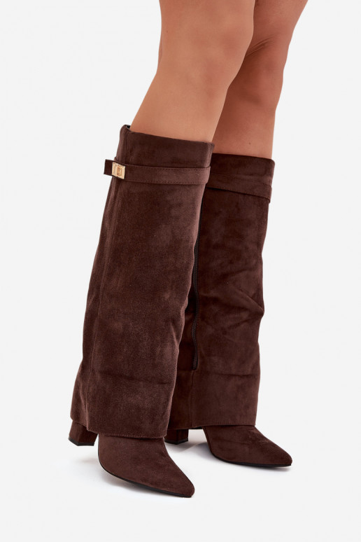 Botas femininas de cano alto de camurça ecológica, com salto tipo coluna, forradas, com cano decorado, cor chocolate Evyra Botas femininas de cano alto de camurça ecológica, com salto tipo coluna, forradas, com cano decorado, cor chocolate Evyra