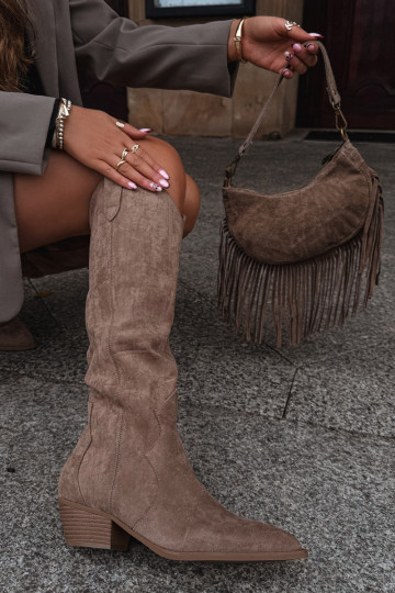 Botas de cano alto femininas de camurça sintética estilo cowboy com saltos na cor areia Jenaya