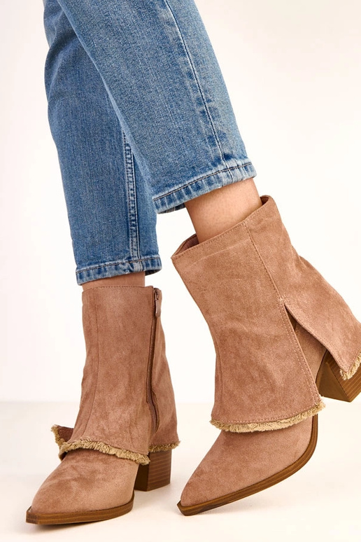 Botins bege de salto com cano dobrado... Botins bege de salto com cano dobrado...