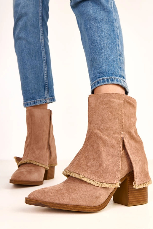 Botins bege de salto com cano dobrado... Botins bege de salto com cano dobrado...