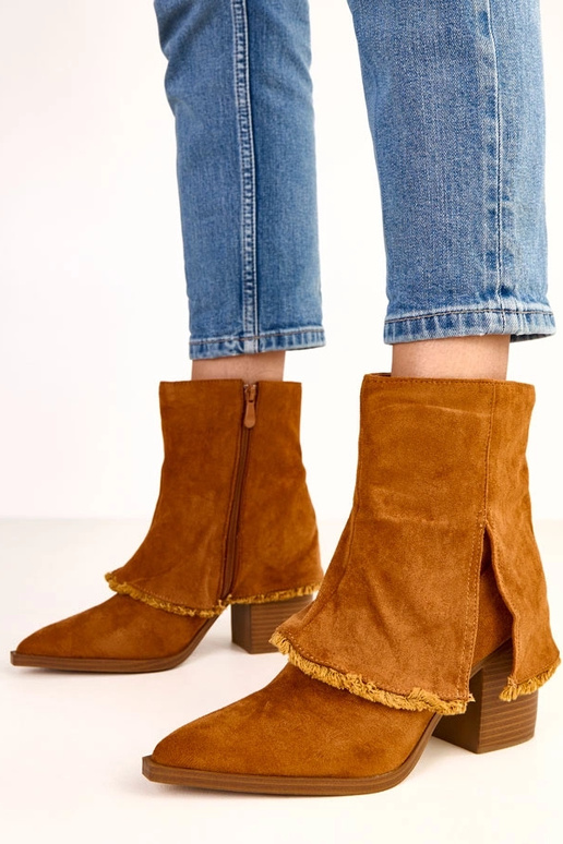 Botins marrons de salto com cano... Botins marrons de salto com cano...