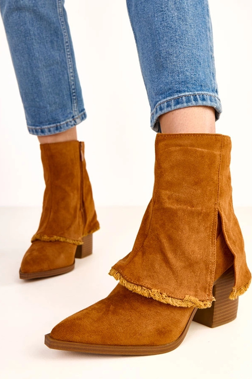 Botins marrons de salto com cano... Botins marrons de salto com cano...