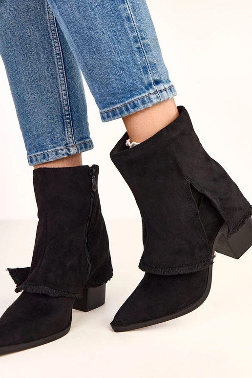 Botins pretos de salto com cano... Botins pretos de salto com cano...