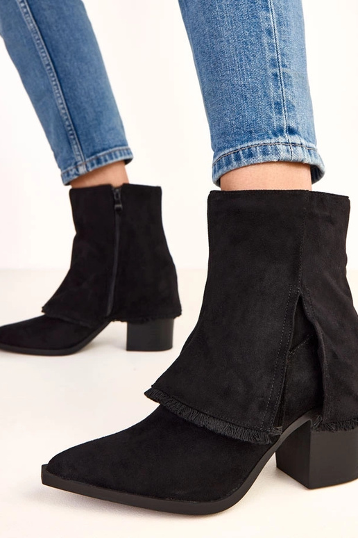 Botins pretos de salto com cano... Botins pretos de salto com cano...