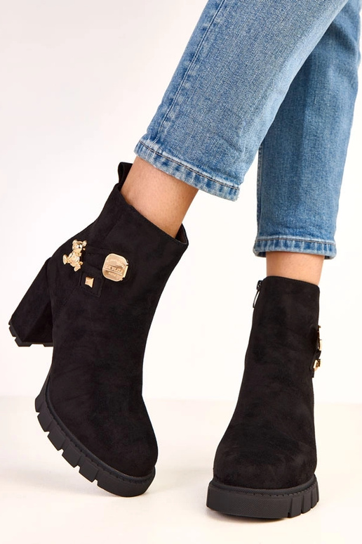 Botins pretos de salto com decoração... Botins pretos de salto com decoração...