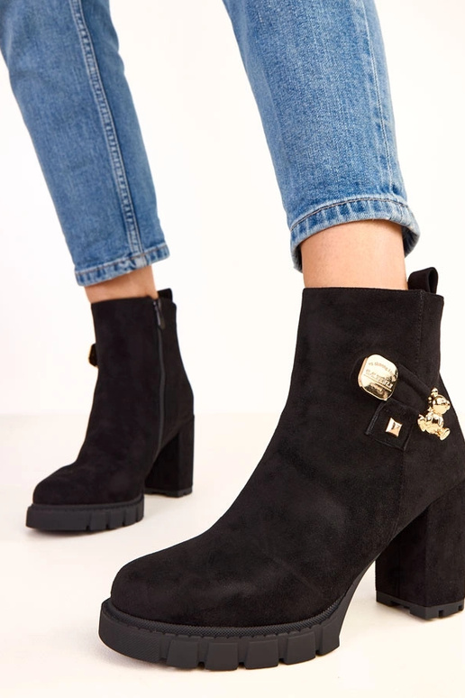 Botins pretos de salto com decoração... Botins pretos de salto com decoração...