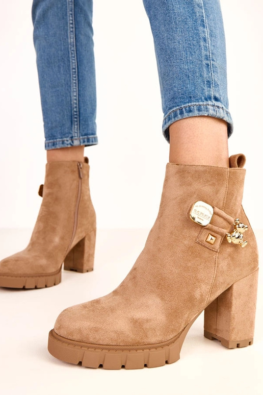 Botins marrons de salto com decoração... Botins marrons de salto com decoração...