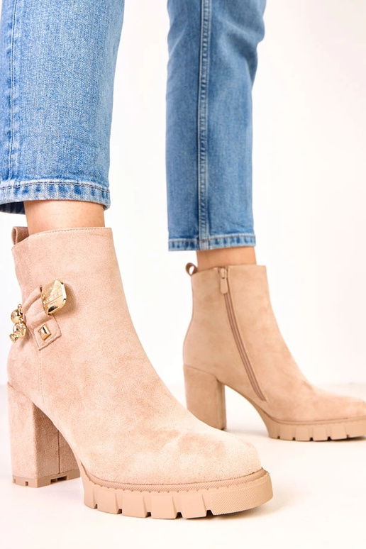 Botins bege de salto com decoração de... Botins bege de salto com decoração de...