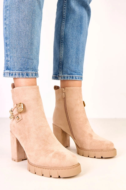 Botins bege de salto com decoração de... Botins bege de salto com decoração de...