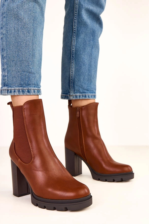 Botins marrons de salto com faixa... Botins marrons de salto com faixa...