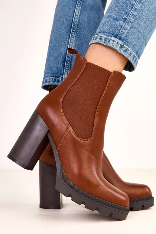 Botins marrons de salto com faixa... Botins marrons de salto com faixa...