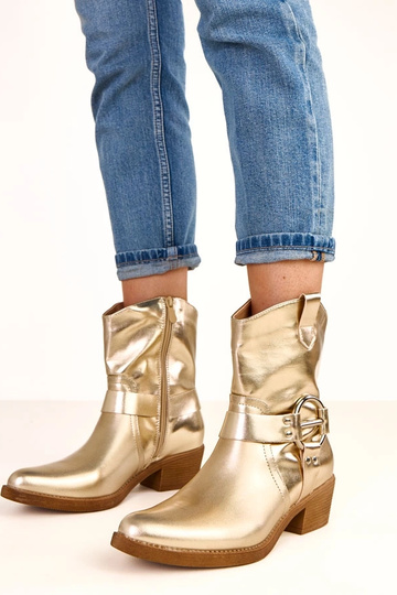 Botas cowboy douradas de salto com fivela decorativa Cedisa